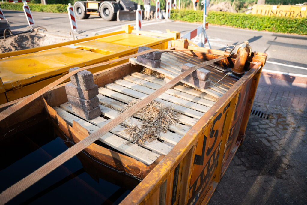 Luinstra medewerkers aan het werk op een bronbemalingsproject